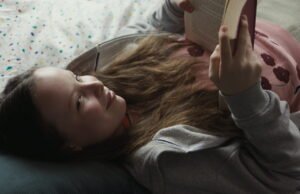 “The Slap” oleh Frédéric Hambalek: seorang remaja yang mendengar segalanya dan memberikan refleksi sarkastik atas perintah untuk tampil