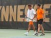“Kembalinya Singles Vols Gagal ke #12 Bulldogs, 4-1”.