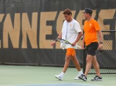 “Kembalinya Singles Vols Gagal ke #12 Bulldogs, 4-1”.