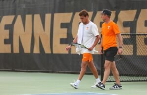 “Kembalinya Singles Vols Gagal ke #12 Bulldogs, 4-1”.