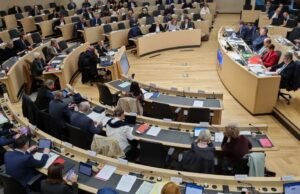 Timur Besar. Sidang pleno dewan regional yang menegangkan seputar teks undang-undang “Alsace”.