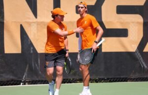 Vols Jatuhkan Final Musim ke #12 Gamecocks, 4-0