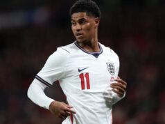 Pemain internasional Inggris menunggu pertemuan terakhir dengan Hansi Flick di tengah masa depan yang tidak pasti di Barcelona