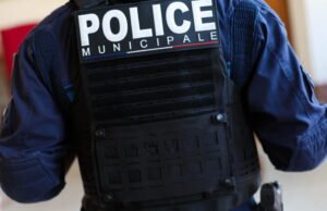 Marseille. Diduga telah mematahkan tengkorak seorang wanita pada tahun 2018, demikian dakwaan seorang petugas polisi