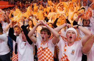 Tennessee Memimpin Bangsa dalam Sepak Bola Gabungan/Mr. Bola Basket/W. Penonton Bola Basket untuk Tahun Ketiga Berturut-turut