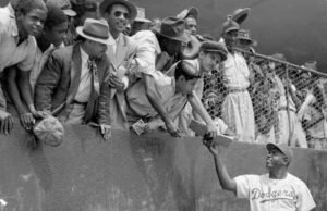 MLB merayakan Hari Jackie Robinson karena setiap pemain memakai nomor 42 pada peringatan debut bersejarahnya