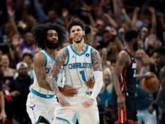 LaMelo Ball meninju maskot tim Hugo dua kali setelah Hornets menyingkirkan Heat dari turnamen play-in