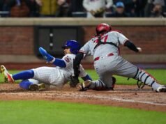 Shortstop New York Mets Francisco Lindor keluar dari permainan karena betis kirinya terasa kaku