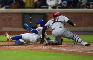 Shortstop New York Mets Francisco Lindor keluar dari permainan karena betis kirinya terasa kaku