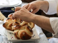 Eva Longoria merayakan Sabat bersama keluarga Yahudi Alsatian untuk acaranya Mencari Prancis