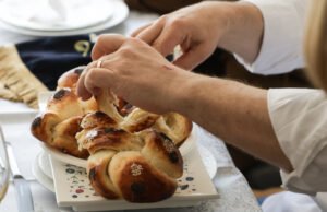 Eva Longoria merayakan Sabat bersama keluarga Yahudi Alsatian untuk acaranya Mencari Prancis