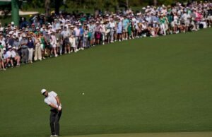 Scottie Scheffler melakukan 2 pukulan di dalam air dan putaran pertamanya di atas par di Masters dalam 3 tahun