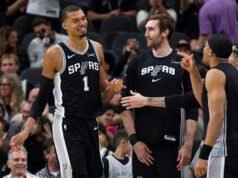 Wembanyama dari Spurs meninggalkan pertandingan melawan 76ers di babak pertama karena cedera tulang rusuk kiri