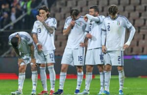 Italia tersingkir lagi. Juara 4 kali itu melewatkan Piala Dunia ketiga berturut-turut karena kekalahan adu penalti di Bosnia