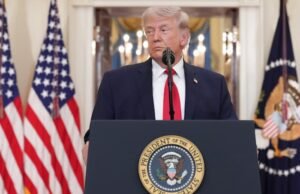 Presiden Trump menandatangani perintah yang dimaksudkan untuk menstabilkan olahraga kampus, mengancam hilangnya dana federal