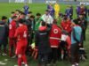 Manajer internasional pingsan dalam pertandingan saat ambulans bergegas ke lapangan | Sepak Bola | Olahraga