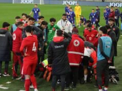 Manajer internasional pingsan dalam pertandingan saat ambulans bergegas ke lapangan | Sepak Bola | Olahraga