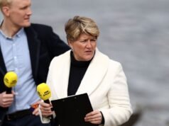 Clare Balding terpaksa meminta maaf secara langsung di TV beberapa saat setelah Boat Race | Lainnya | Olahraga