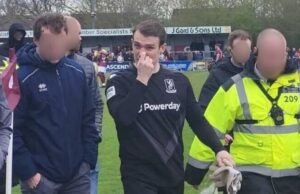 Kiper ‘meninju penggemar’ dan dikawal keluar lapangan saat pertandingan ditangguhkan | Sepak Bola | Olahraga