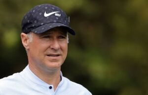 Juara master ‘berjalan dengan pincang’ setelah cedera canggung di Champions Dinner | Golf | Olahraga