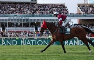 Joki Grand National mengalami patah tulang selangka setelah kuda terguling di atasnya | Balapan | Olahraga