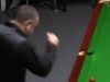 Bintang Kejuaraan Snooker Dunia melihat meja merah dan meninju sebelum keluar | Lainnya | Olahraga