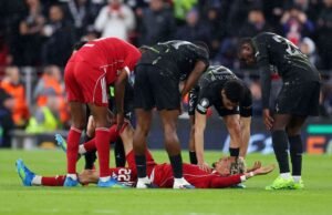 Hugo Ekitike melakukan adegan yang mengkhawatirkan saat Liverpool terpaksa berubah | Sepak Bola | Olahraga