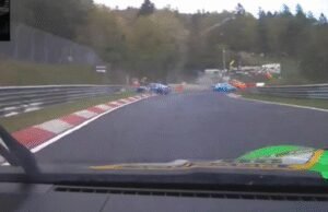 Kecelakaan Nurburgring LANGSUNG: 7 mobil mengalami insiden besar saat balapan Verstappen ditangguhkan | F1 | Olahraga