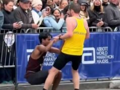 Momen luar biasa para pelari maraton mengorbankan balapan mereka setelah saingannya terpuruk | Lainnya | Olahraga