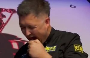 Kyren Wilson menggigit ujung isyarat snooker setelah memukulnya ke lantai | Lainnya | Olahraga