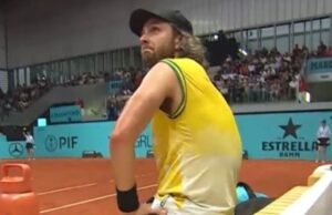 Badai rasisme Madrid Terbuka meletus saat sang bintang menolak bermain dan duduk di lapangan | Tenis | Olahraga