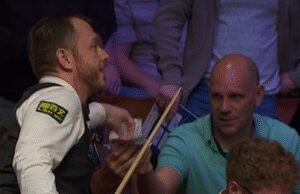 Mark Allen makan manisan bersama kerumunan Crucible saat kesengsaraan Kyren Wilson berlanjut | Lainnya | Olahraga