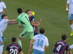 Kiper yang meninju pemain dalam tawuran liar memecah keheningan atas insiden | Sepak Bola | Olahraga