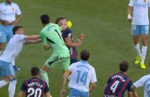 Kiper yang meninju pemain dalam tawuran liar memecah keheningan atas insiden | Sepak Bola | Olahraga