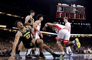 Bintang bola basket Michigan Yaxel Lendeborg memberikan kabar terbaru tentang cederanya; status untuk permainan judul vs. UConn