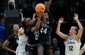 Carolina Selatan mengalahkan UConn 62-48 untuk melaju ke perebutan gelar NCAA, menghentikan rekor kemenangan beruntun 54 pertandingan Huskies