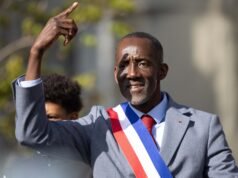 “Pertukaran yang ramah dan republik”, kaos “Hentikan rasisme” sebagai hadiah… bagaimana hasil pertemuan antara Emmanuel Macron dan Bally Bagayoko