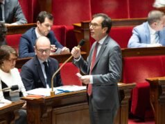 Pekerjaan pada tanggal 1 Mei: pemerintah yang berada di bawah tekanan menyerah untuk terus maju