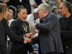 Geno Auriemma meminta maaf setelah pertukaran akhir pertandingan yang menegangkan dengan Dawn Staley karena kekalahan UConn