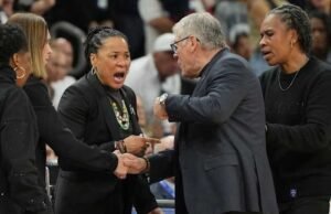 Geno Auriemma meminta maaf setelah pertukaran akhir pertandingan yang menegangkan dengan Dawn Staley karena kekalahan UConn
