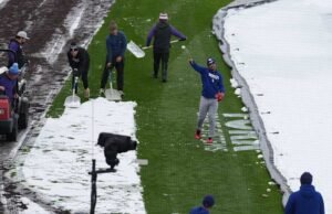 Kejutan salju pertengahan April menyelimuti Coors Field saat seri Dodgers-Rockies dimulai dengan awal yang sangat dingin