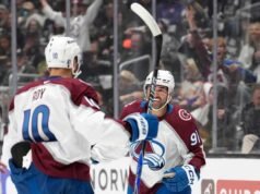 Avalanche mendapatkan sepasang gol keberuntungan dan menahan Kings 4-2, memimpin seri 3-0