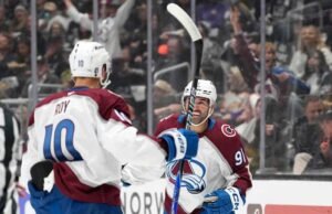 Avalanche mendapatkan sepasang gol keberuntungan dan menahan Kings 4-2, memimpin seri 3-0