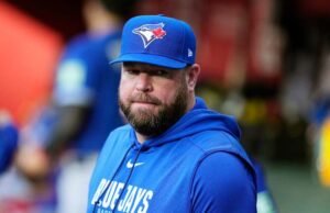 Bus Blue Jays dari Phoenix ke California Selatan setelah pesawat sewaan mereka dilarang terbang