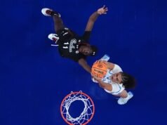 Staley menyambut Close UCLA menjelang pertandingan perebutan gelar, lalu menyeringai ke arah penonton setelah drama jabat tangan