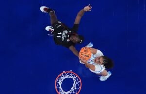 Staley menyambut Close UCLA menjelang pertandingan perebutan gelar, lalu menyeringai ke arah penonton setelah drama jabat tangan