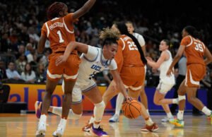 UCLA menahan serangan Texas yang terlambat, mencapai pertandingan kejuaraan NCAA pertama dengan kemenangan telak 51-44