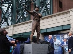 Peresmian patung Ichiro Suzuki mengalami kecelakaan karena kelelawar patah saat upacara