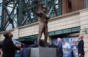 Peresmian patung Ichiro Suzuki mengalami kecelakaan karena kelelawar patah saat upacara