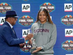 Mahasiswa tahun kedua bintang UConn Sarah Strong dinobatkan sebagai Pemain AP Terbaik Tahun Ini di bola basket perguruan tinggi wanita